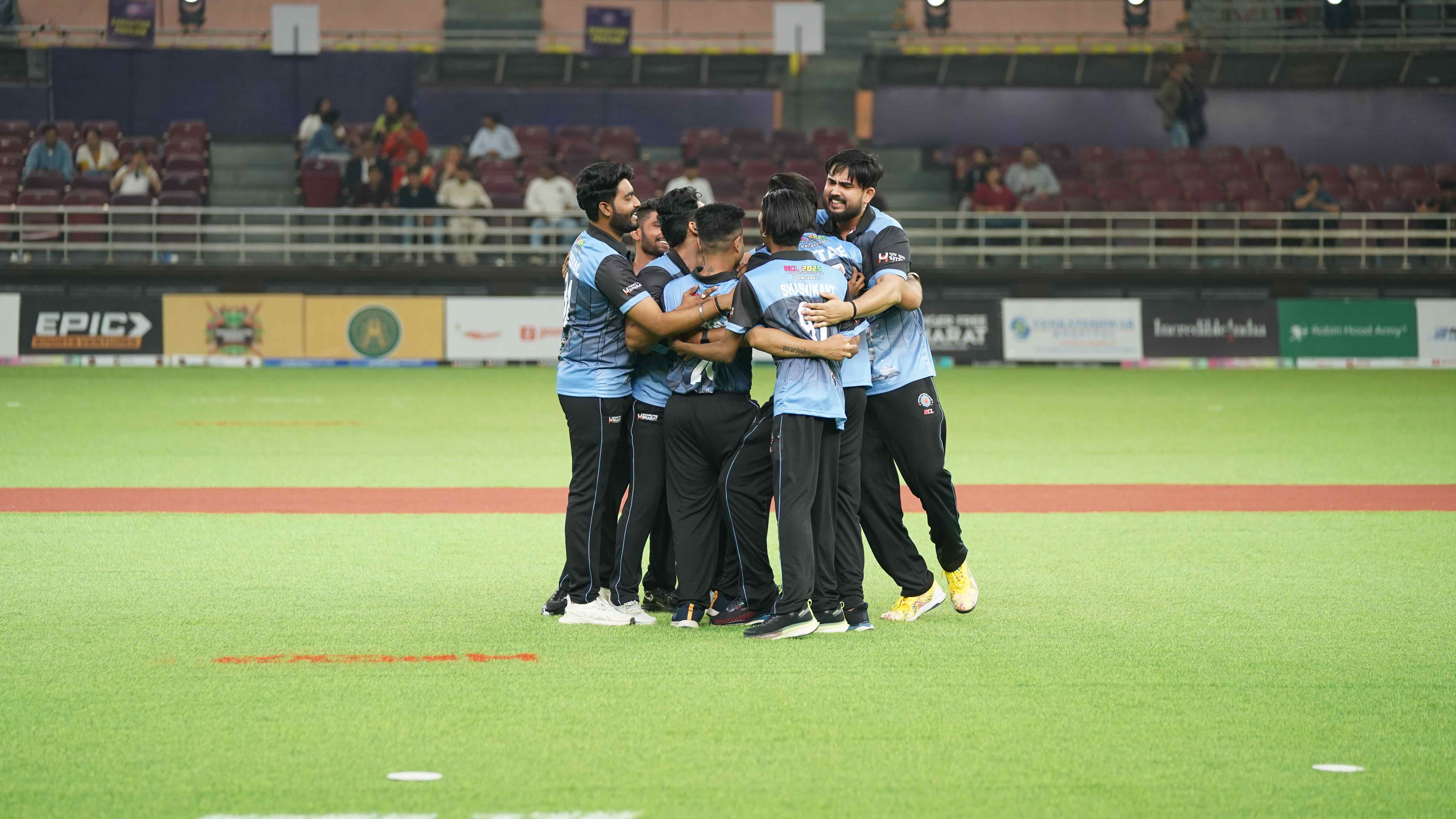 Stadium Crowd & Supporters